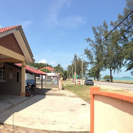 Anggun Beach Guest House Paka Exterior photo