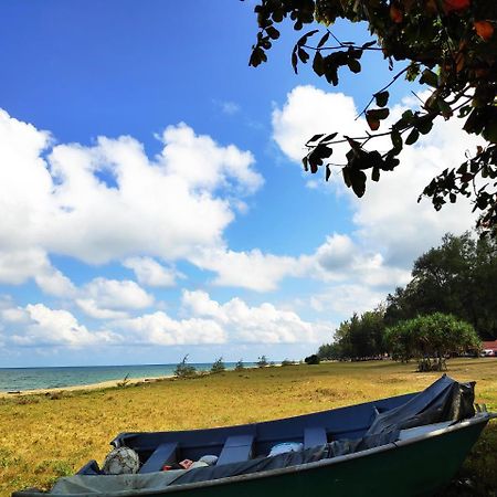 Anggun Beach Guest House Paka Exterior photo