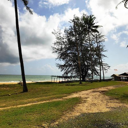 Anggun Beach Guest House Paka Exterior photo