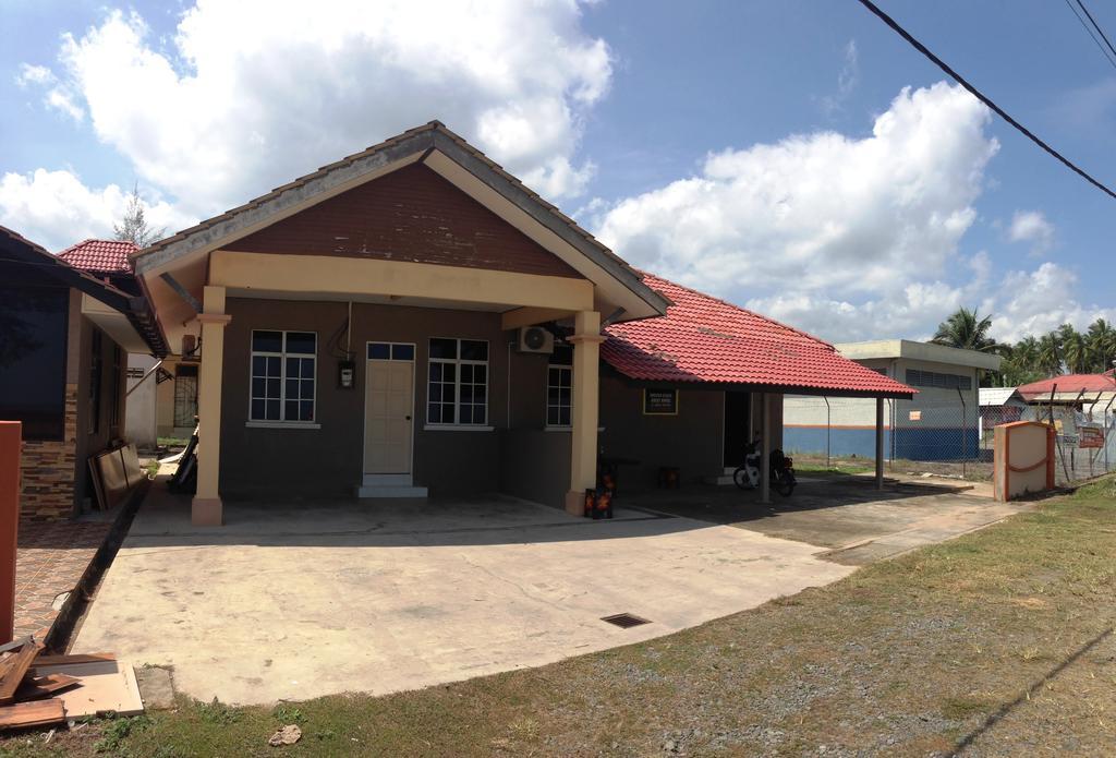 Anggun Beach Guest House Paka Exterior photo
