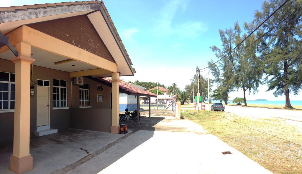 Anggun Beach Guest House Paka Exterior photo