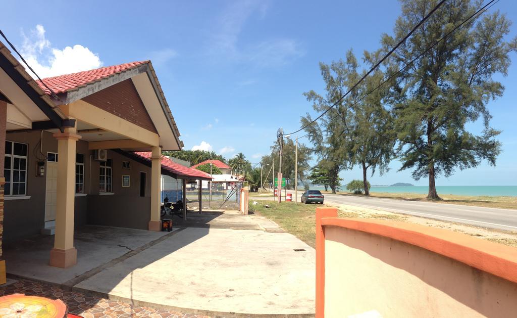 Anggun Beach Guest House Paka Exterior photo