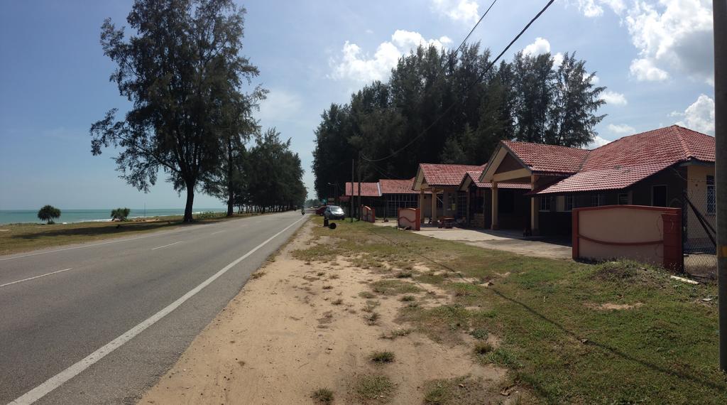 Anggun Beach Guest House Paka Exterior photo