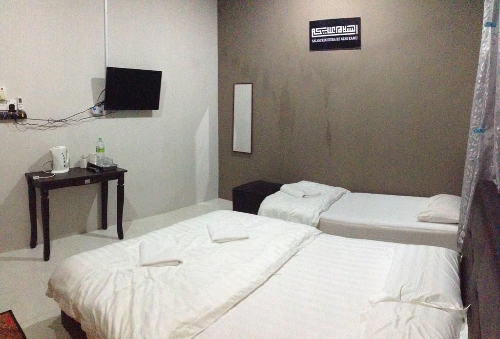 Anggun Beach Guest House Paka Room photo