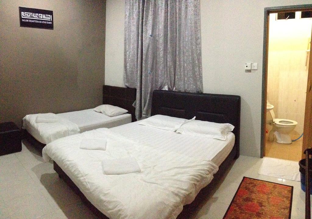 Anggun Beach Guest House Paka Room photo