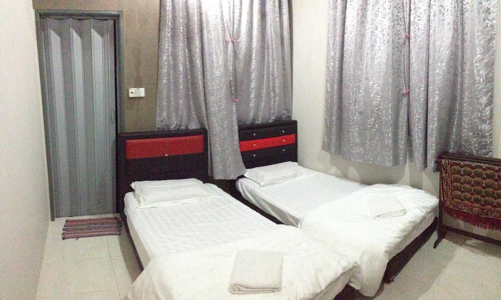 Anggun Beach Guest House Paka Room photo