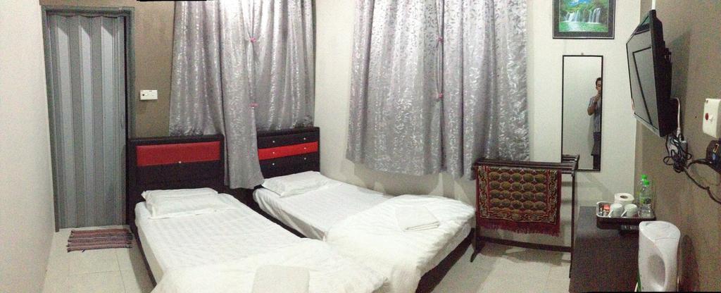 Anggun Beach Guest House Paka Room photo