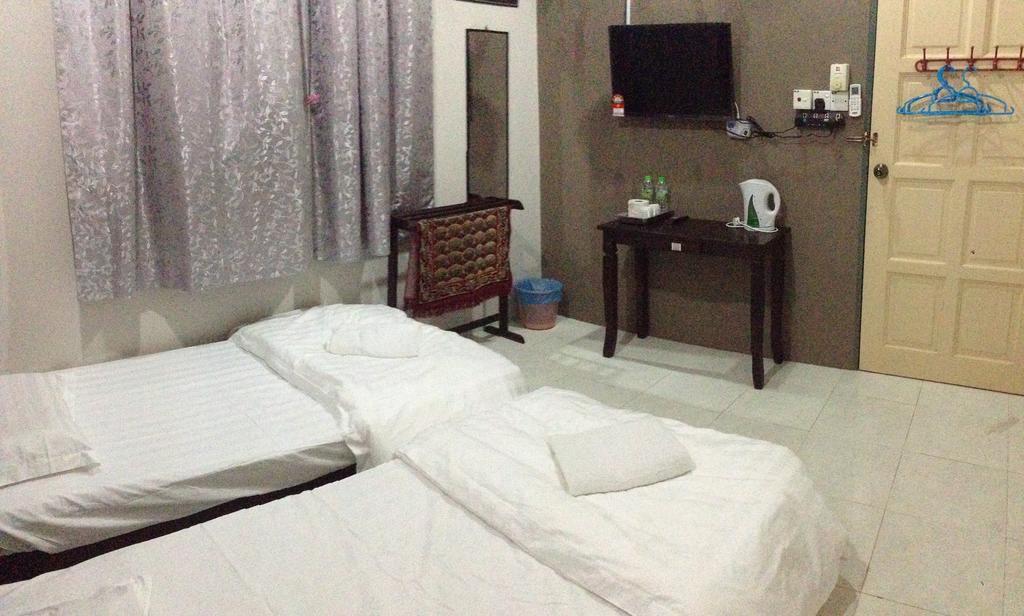 Anggun Beach Guest House Paka Room photo