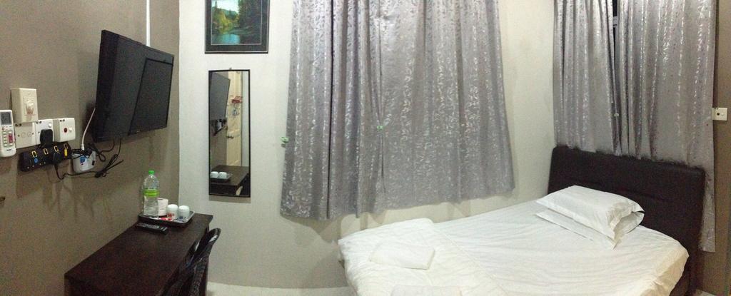 Anggun Beach Guest House Paka Room photo