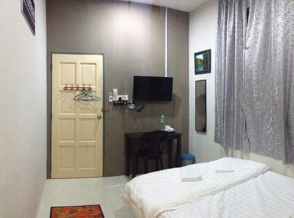 Anggun Beach Guest House Paka Room photo