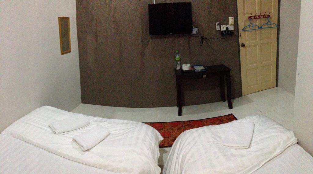 Anggun Beach Guest House Paka Room photo