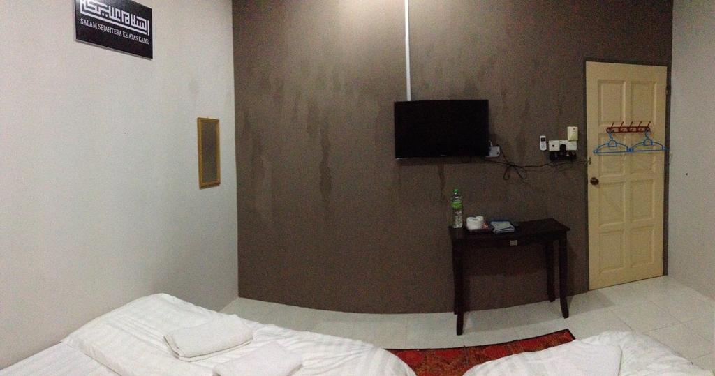 Anggun Beach Guest House Paka Room photo