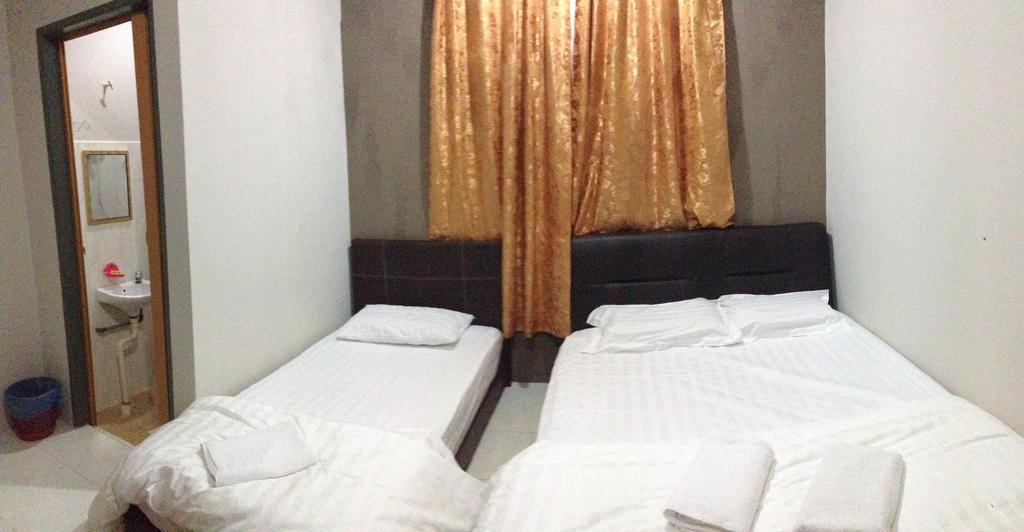 Anggun Beach Guest House Paka Room photo
