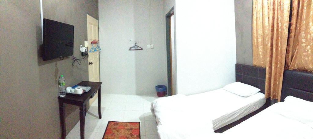 Anggun Beach Guest House Paka Room photo