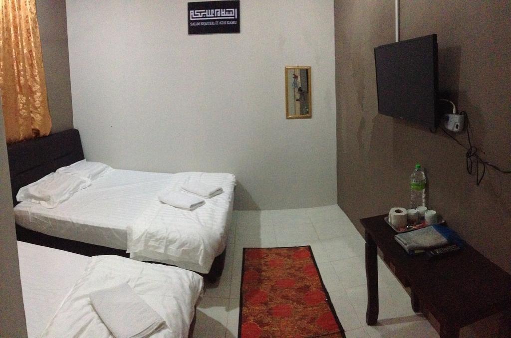 Anggun Beach Guest House Paka Room photo