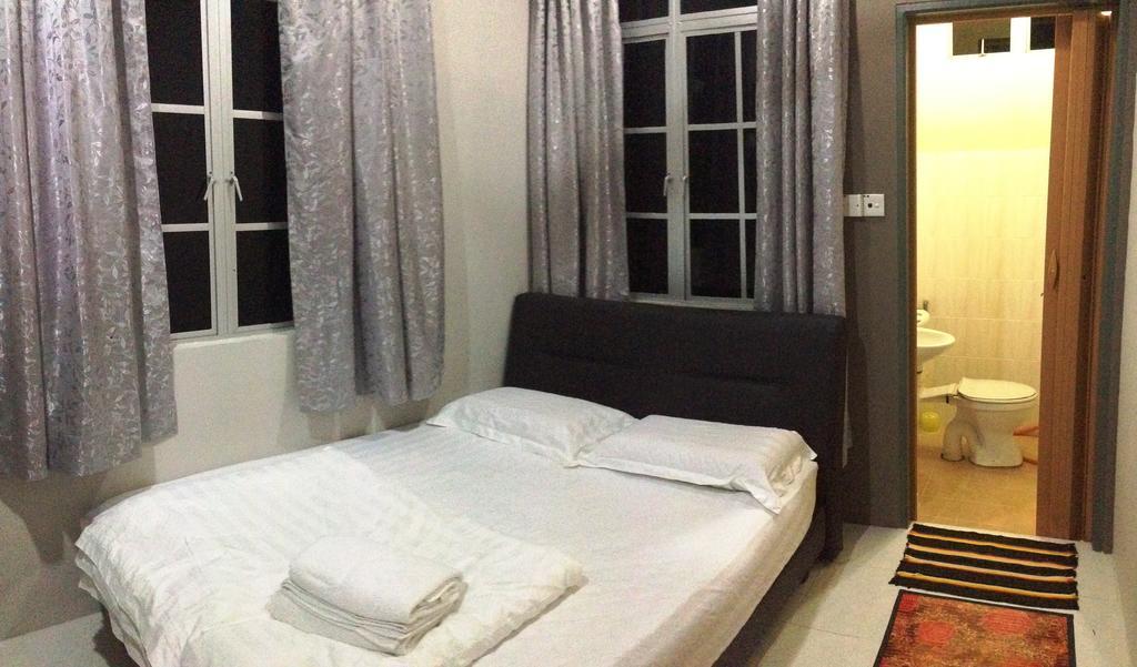 Anggun Beach Guest House Paka Room photo