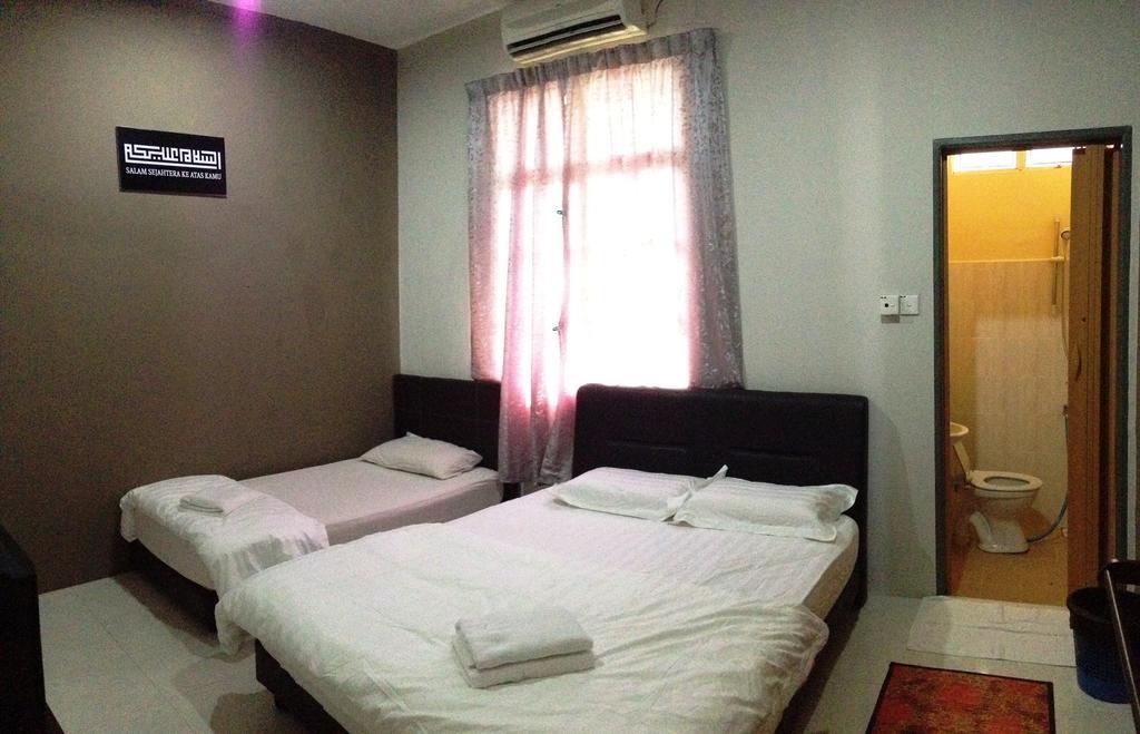 Anggun Beach Guest House Paka Room photo