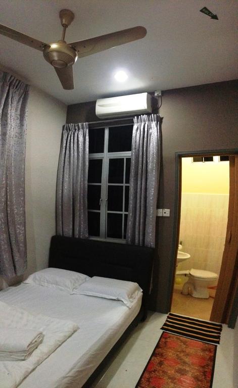 Anggun Beach Guest House Paka Room photo