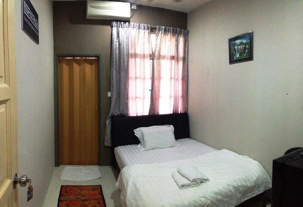 Anggun Beach Guest House Paka Room photo