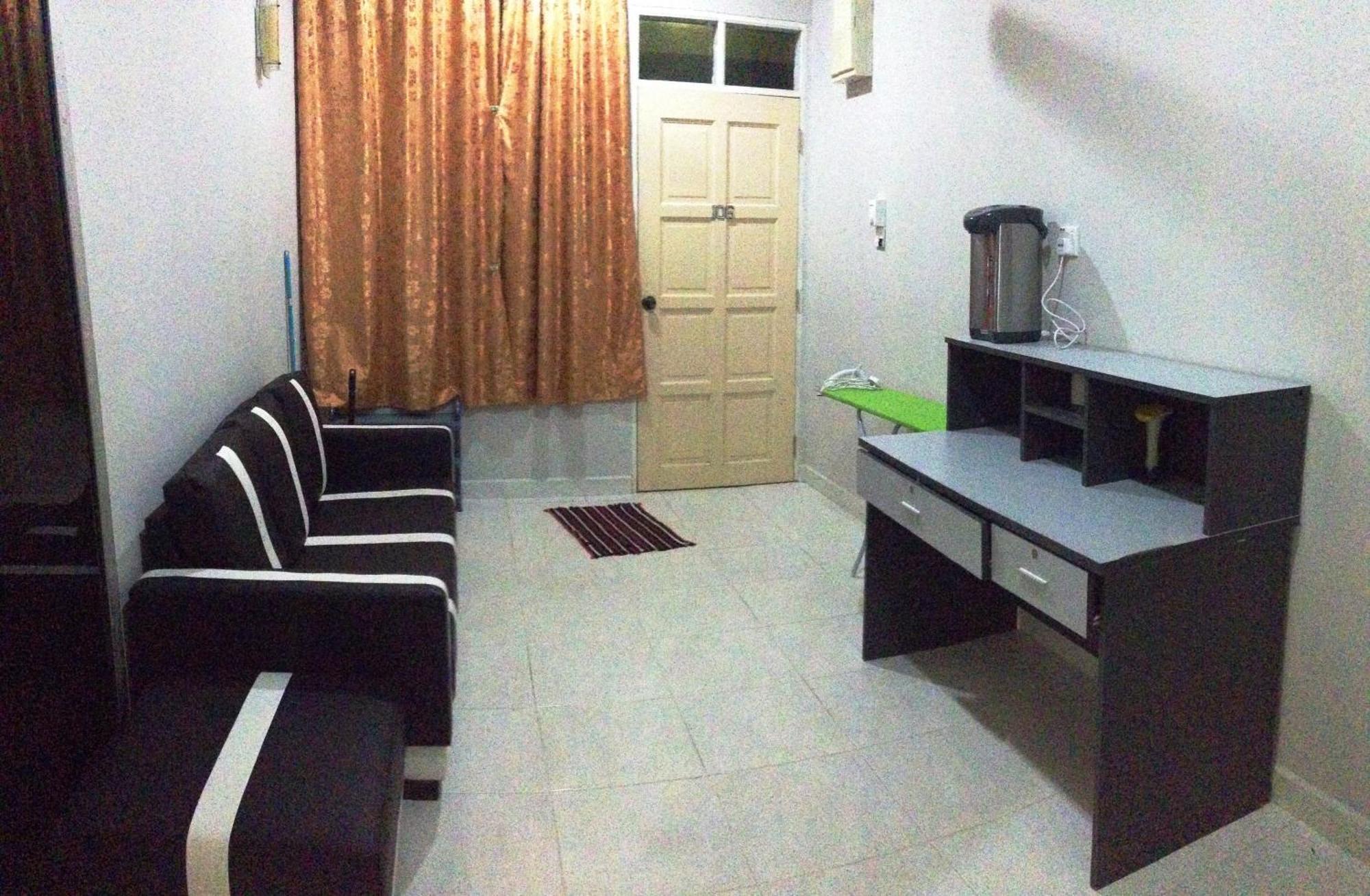 Anggun Beach Guest House Paka Exterior photo