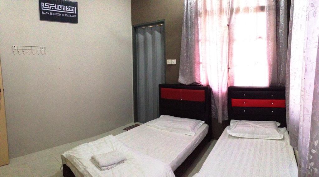 Anggun Beach Guest House Paka Room photo