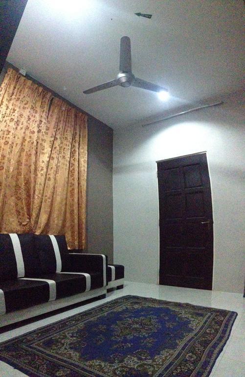 Anggun Beach Guest House Paka Exterior photo