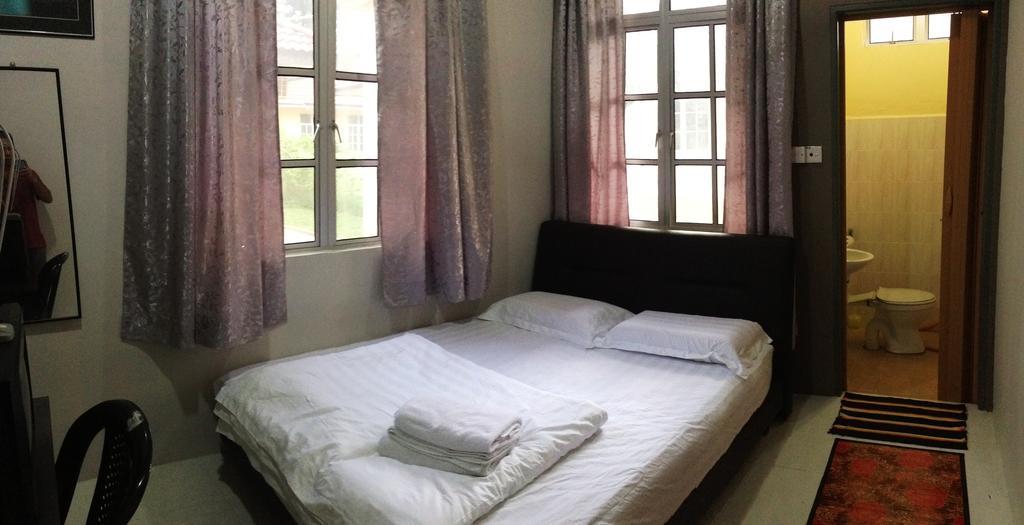 Anggun Beach Guest House Paka Room photo