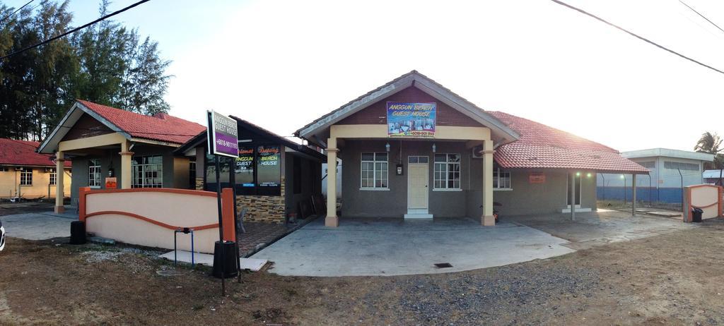 Anggun Beach Guest House Paka Exterior photo
