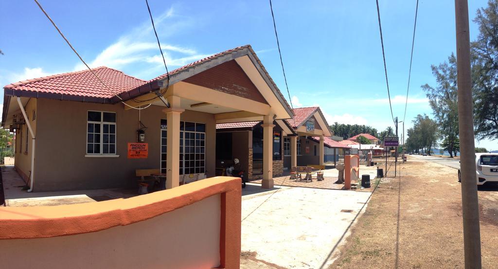 Anggun Beach Guest House Paka Exterior photo
