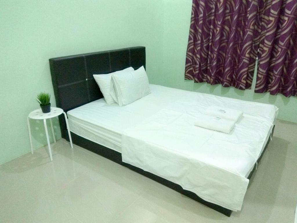 Anggun Beach Guest House Paka Exterior photo