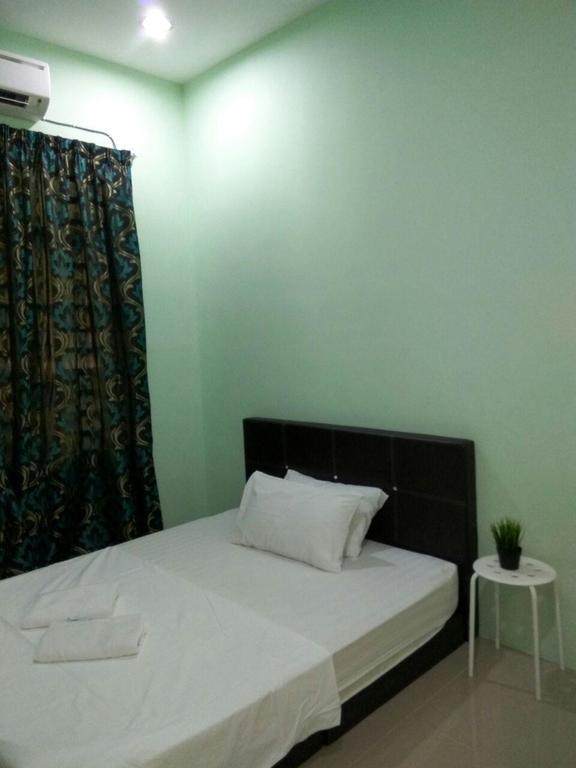 Anggun Beach Guest House Paka Exterior photo