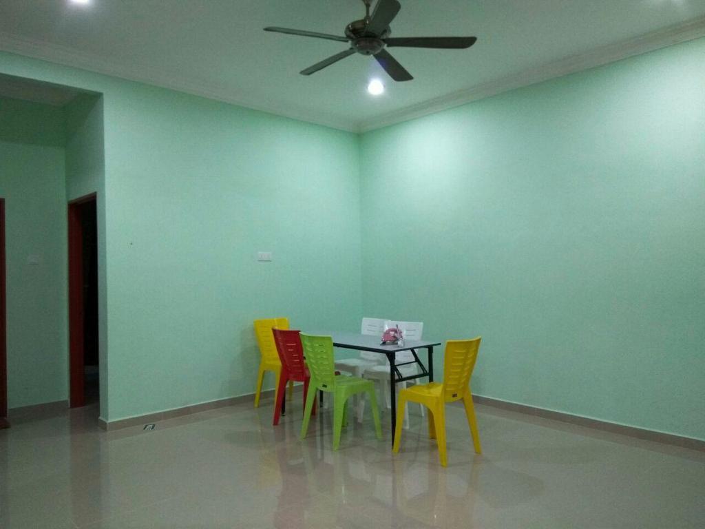 Anggun Beach Guest House Paka Exterior photo
