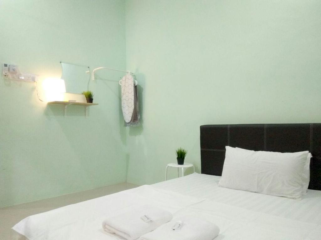 Anggun Beach Guest House Paka Exterior photo