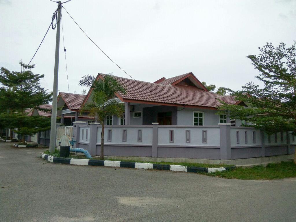 Anggun Beach Guest House Paka Exterior photo