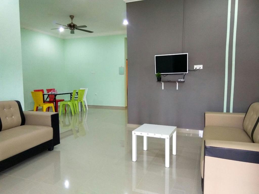 Anggun Beach Guest House Paka Exterior photo