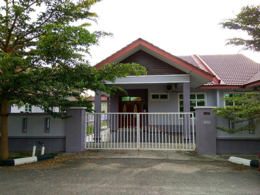 Anggun Beach Guest House Paka Exterior photo