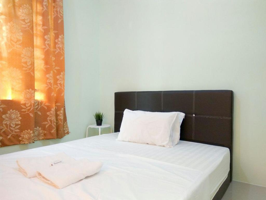 Anggun Beach Guest House Paka Exterior photo