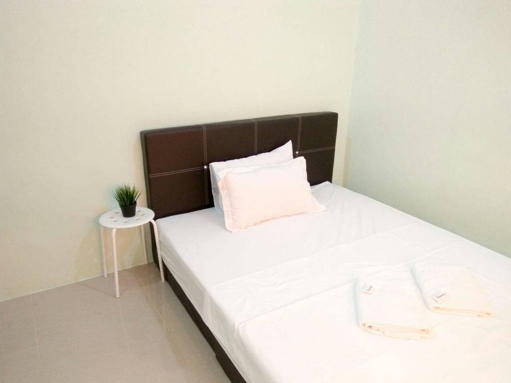 Anggun Beach Guest House Paka Exterior photo