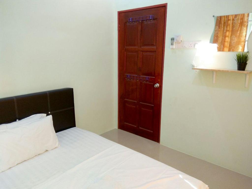 Anggun Beach Guest House Paka Exterior photo