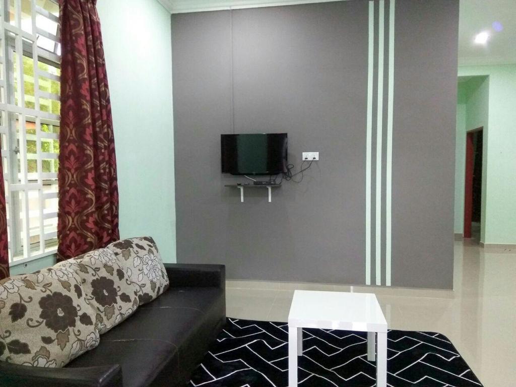 Anggun Beach Guest House Paka Exterior photo