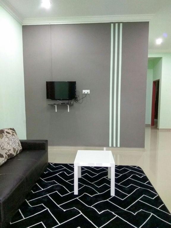 Anggun Beach Guest House Paka Exterior photo