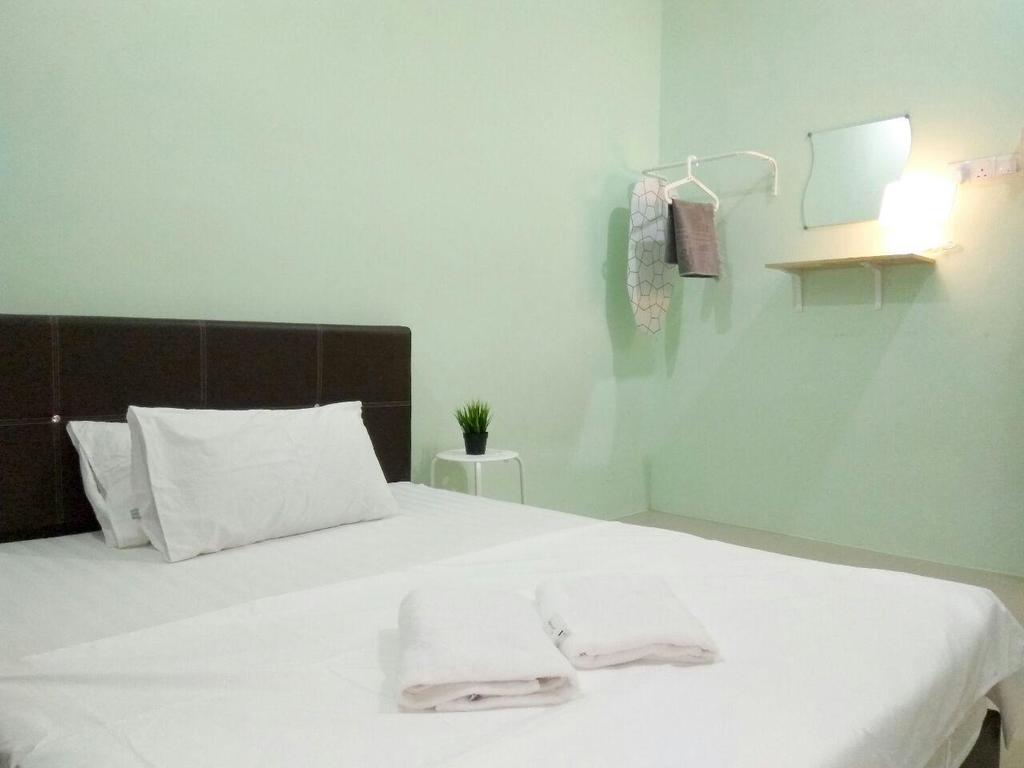 Anggun Beach Guest House Paka Exterior photo