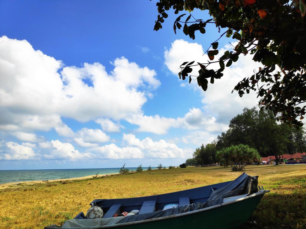 Anggun Beach Guest House Paka Exterior photo
