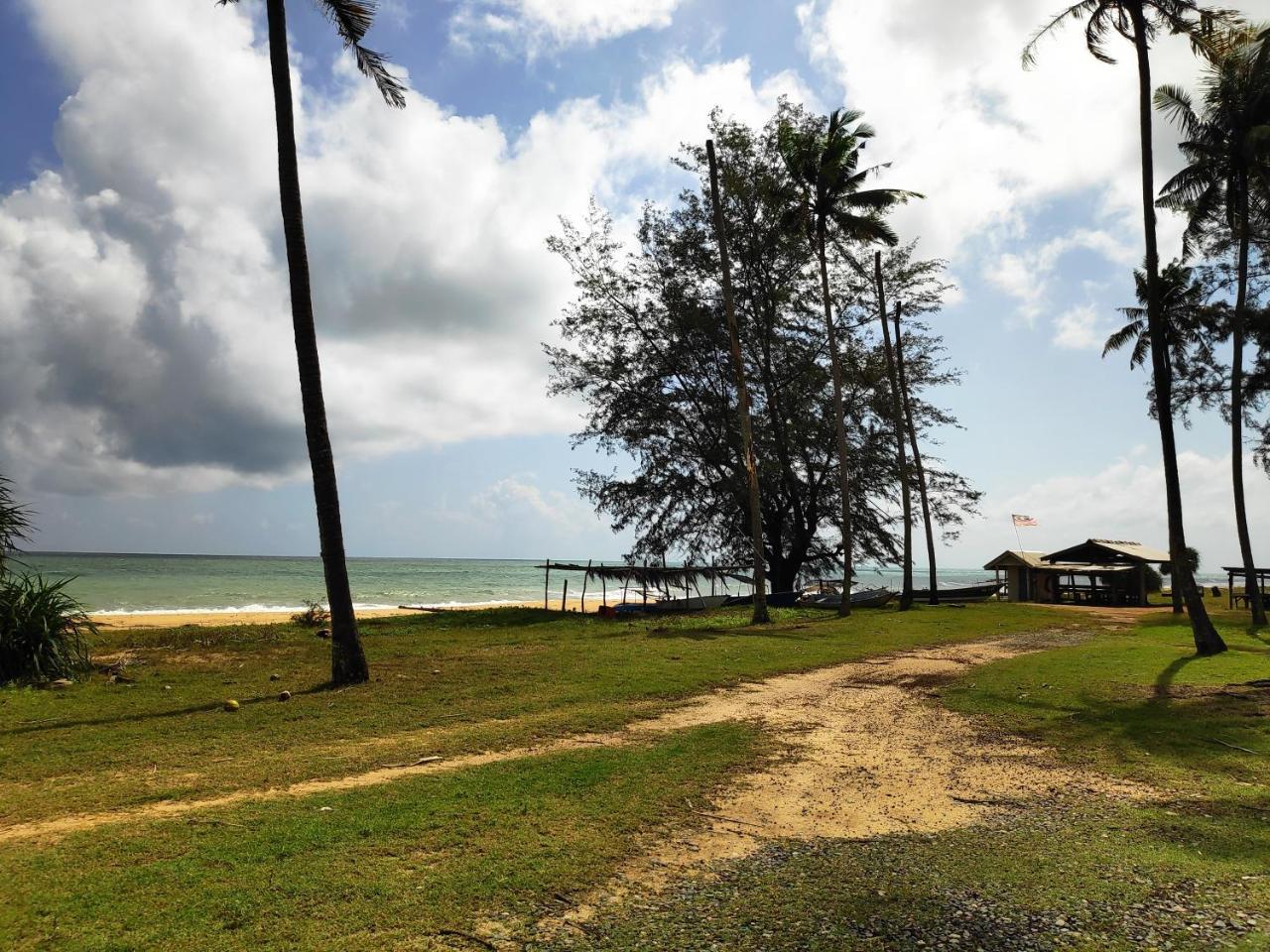 Anggun Beach Guest House Paka Exterior photo