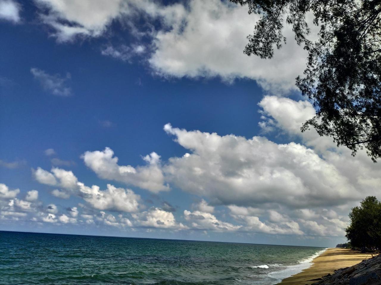 Anggun Beach Guest House Paka Exterior photo